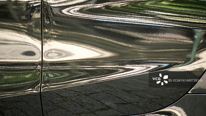 葡萄牙里斯本灰色汽车车身上的扭曲倒影图片素材