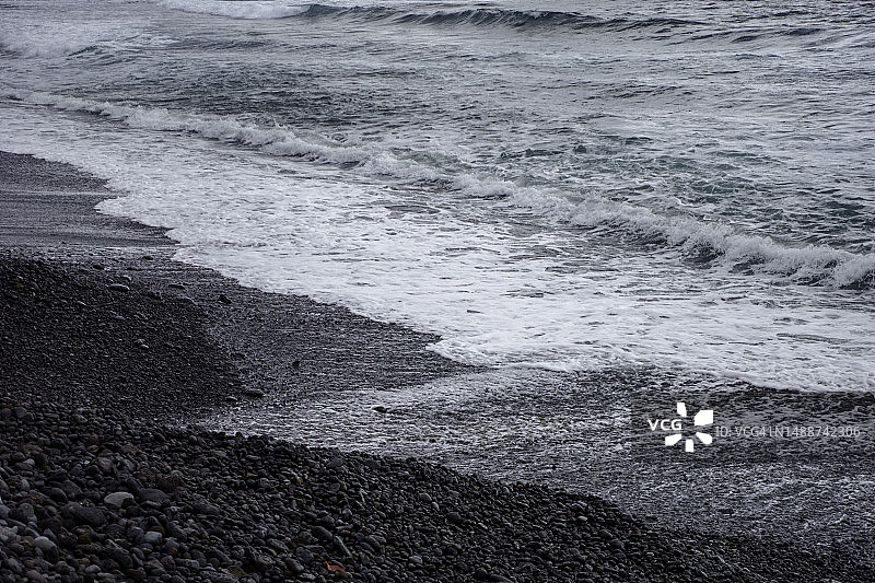 哈纳湾怀卡洛亚湾的黑色卵石海滩图片素材