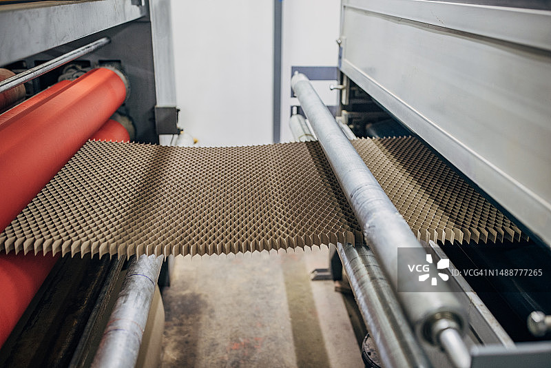 纸板制作过程图片素材