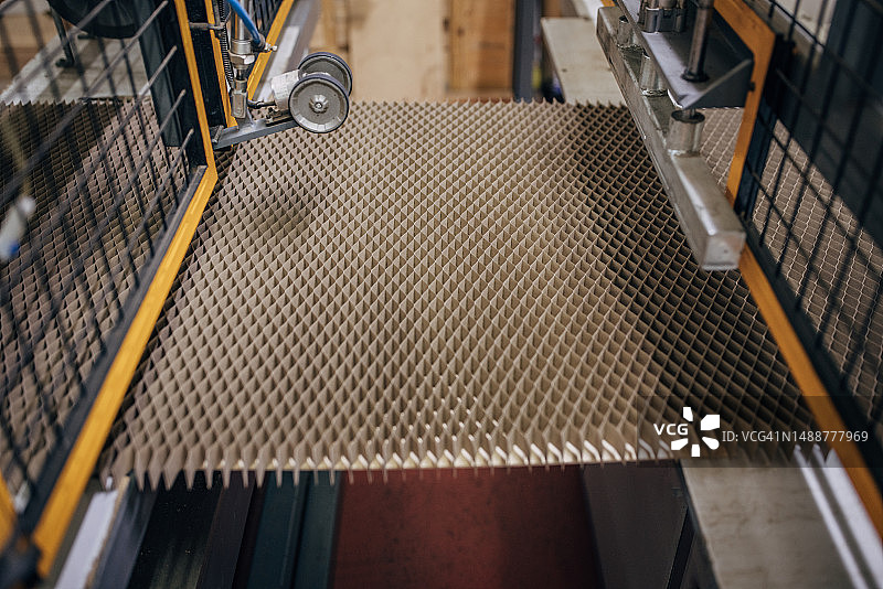 纸板制作过程图片素材