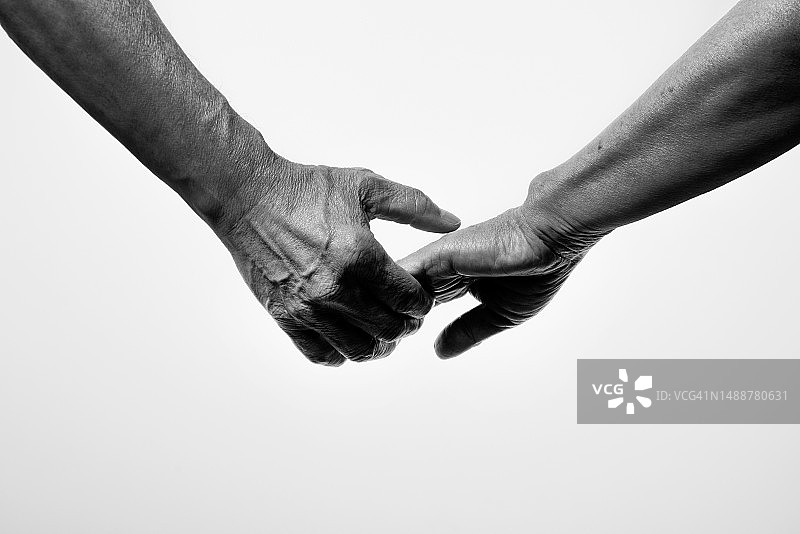 年长的日本妇女和男人满是皱纹的手握在一起图片素材