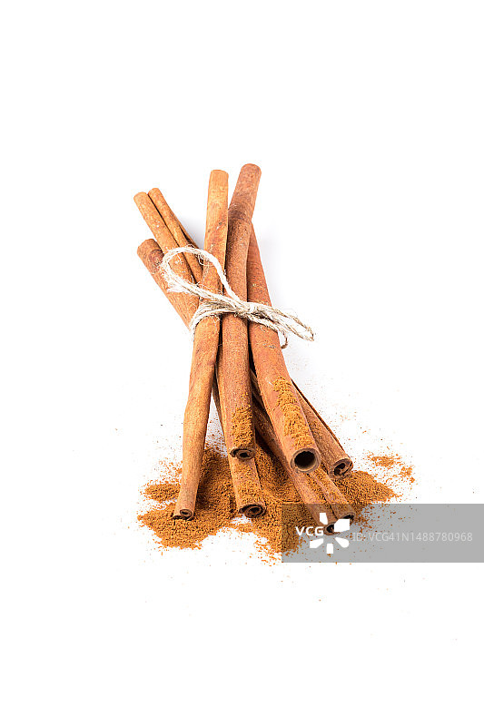 白色背景上的肉桂粉图片素材
