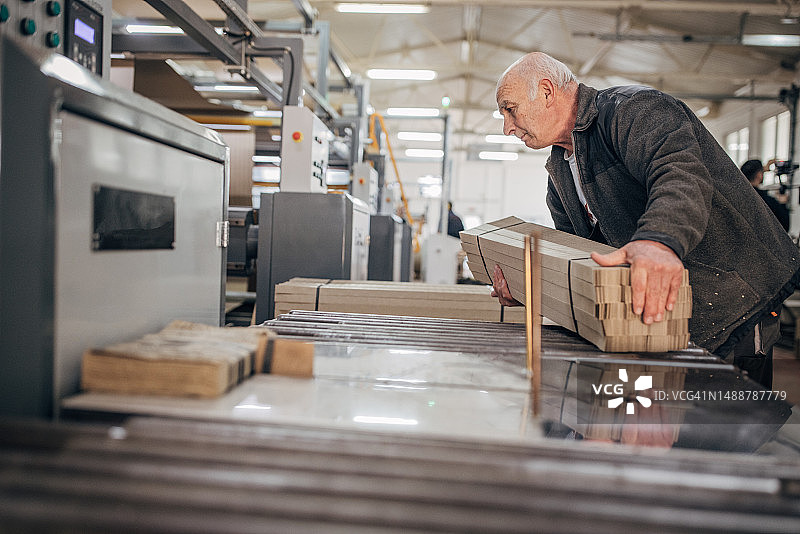 从事造纸工艺的男人图片素材