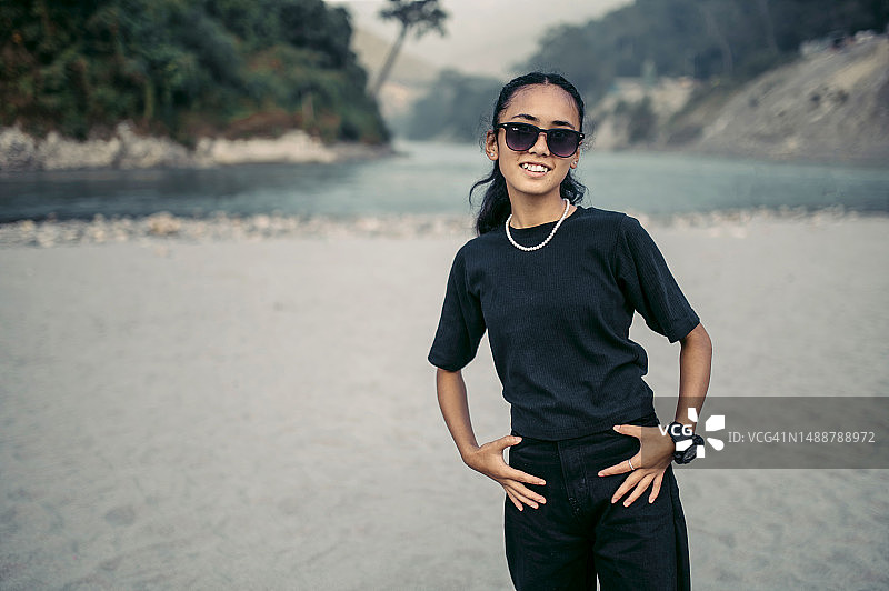 穿黑色连衣裙的可爱小女孩图片素材