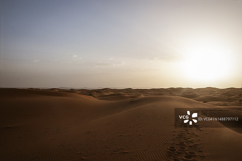 摩洛哥撒哈拉沙漠的日落图片素材