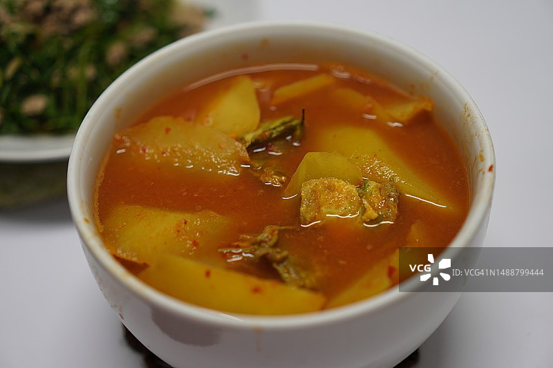 白色碗中的木瓜酸汤图片素材