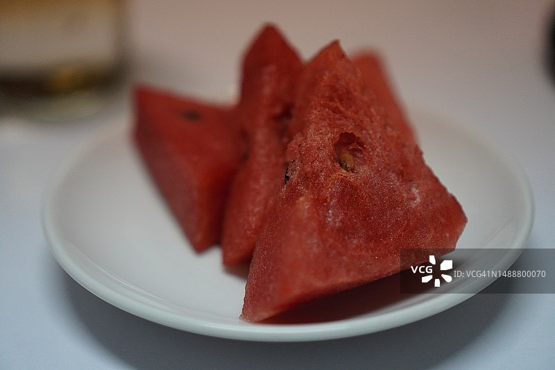 白色背景上的西瓜切片图片素材