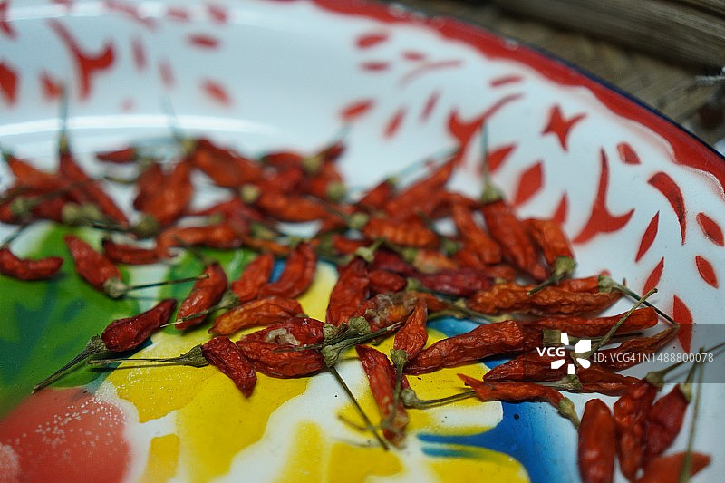 镀锌托盘上的干辣椒图片素材