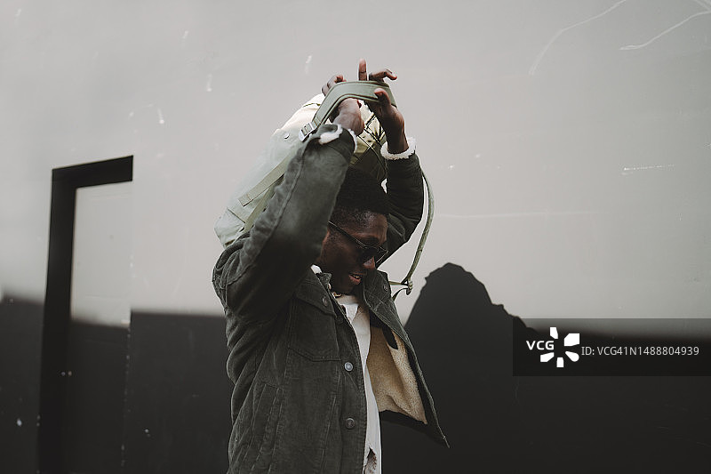 年轻非裔美国男人肖像图片素材