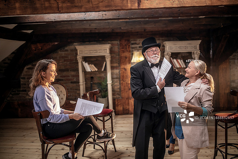 演员与教授准备演出图片素材