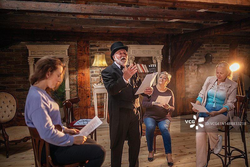 演员与教授准备演出图片素材