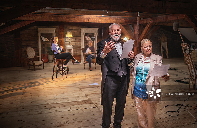 演员与教授准备演出图片素材