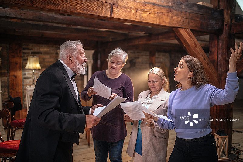 演员与教授准备演出图片素材