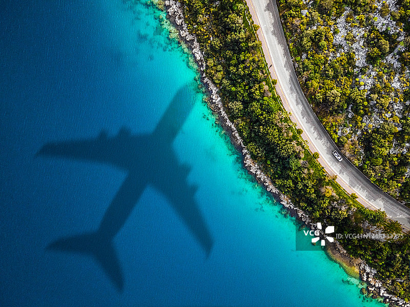 热带天堂海边度假：飞机抵达目的地的海滩和海岸鸟瞰图图片素材