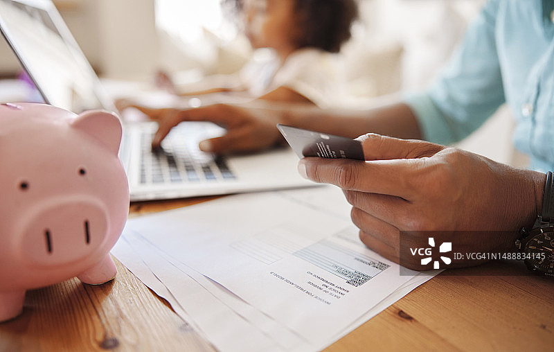 财务规划：储蓄、银行和信用卡图片素材