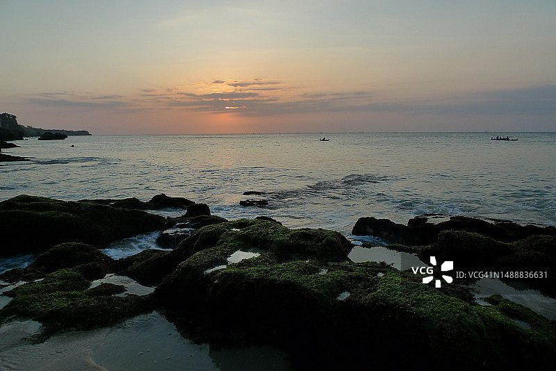 日落时分的热带海滩，印度尼西亚巴厘岛图片素材