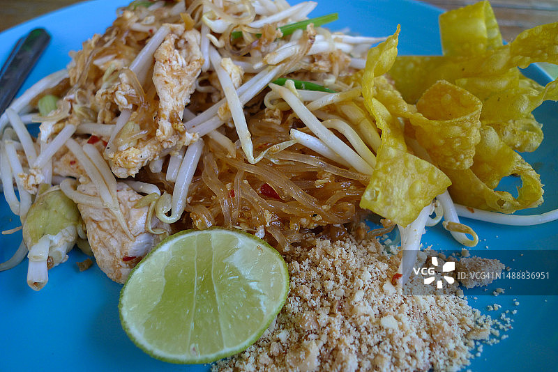 配花生和柠檬的泰式炒河粉图片素材