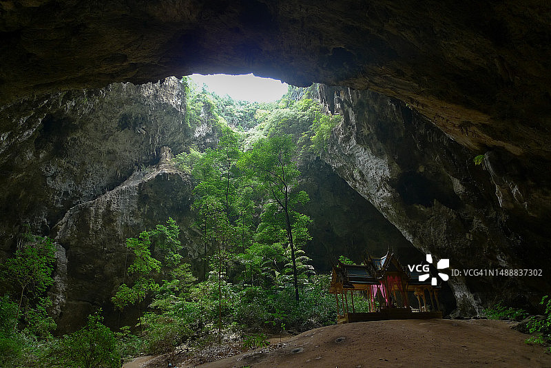 泰国巨型洞穴中的寺庙图片素材