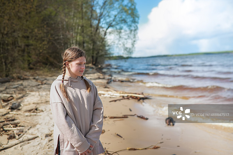 沉思的编发少女欣赏着宁静的湖面图片素材