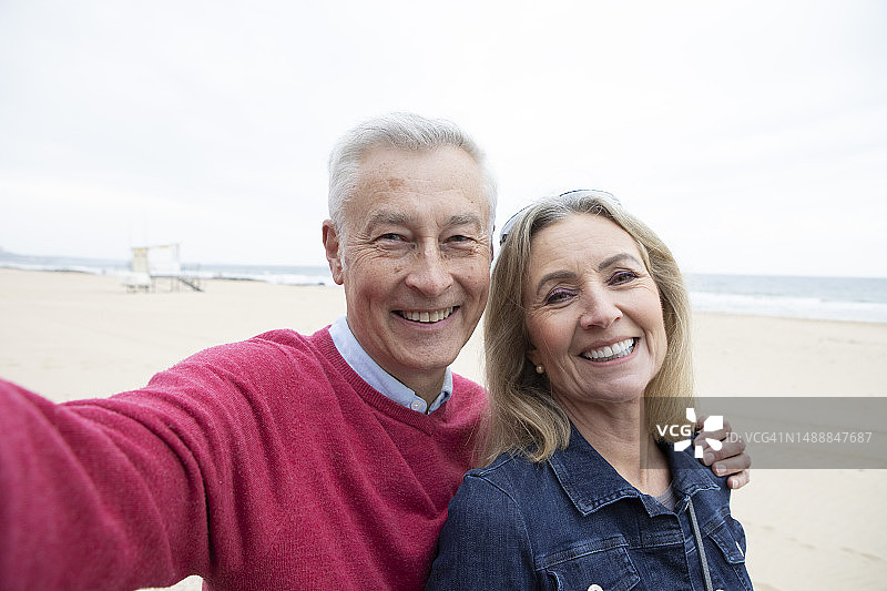 快乐的中年夫妇自拍照片图片素材