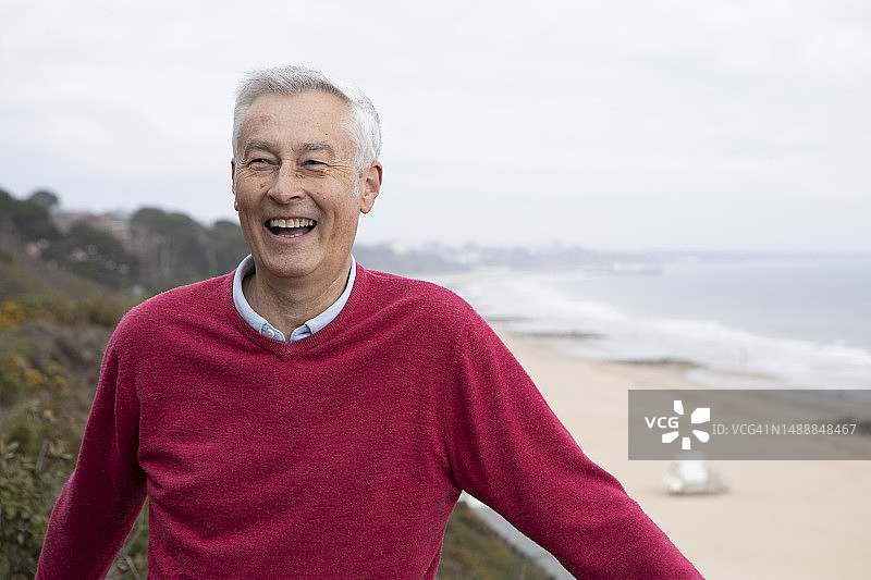 海边开心的中年男人肖像图片素材