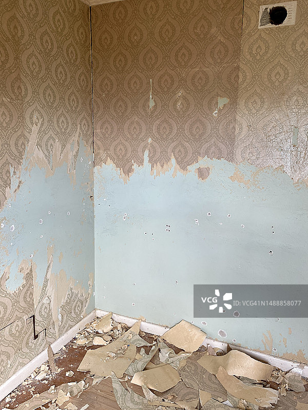 刮掉墙上的旧壁纸图片素材