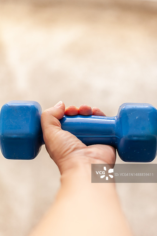 特写：手握哑铃图片素材
