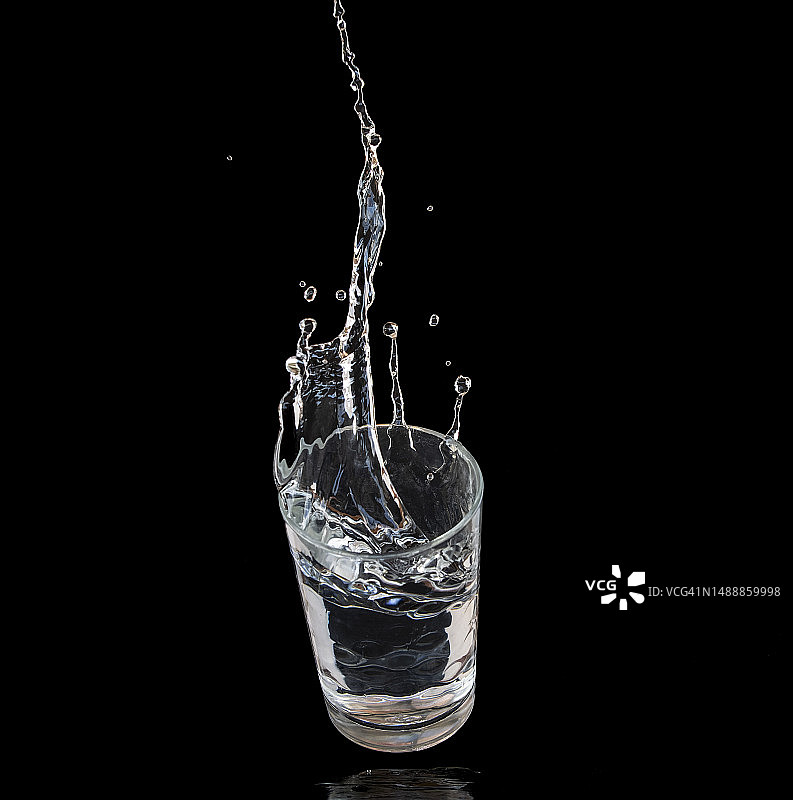 水杯坠落地面破碎瞬间（黑色背景）图片素材