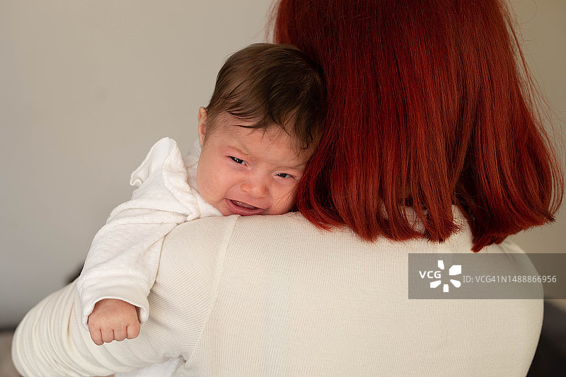 母亲安慰哭泣的婴儿图片素材