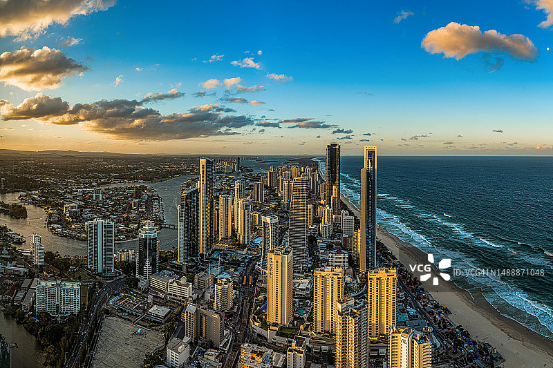 黄金海岸景观：冲浪者天堂天际线、宽滩、主海滩及豪华公寓和酒店图片素材