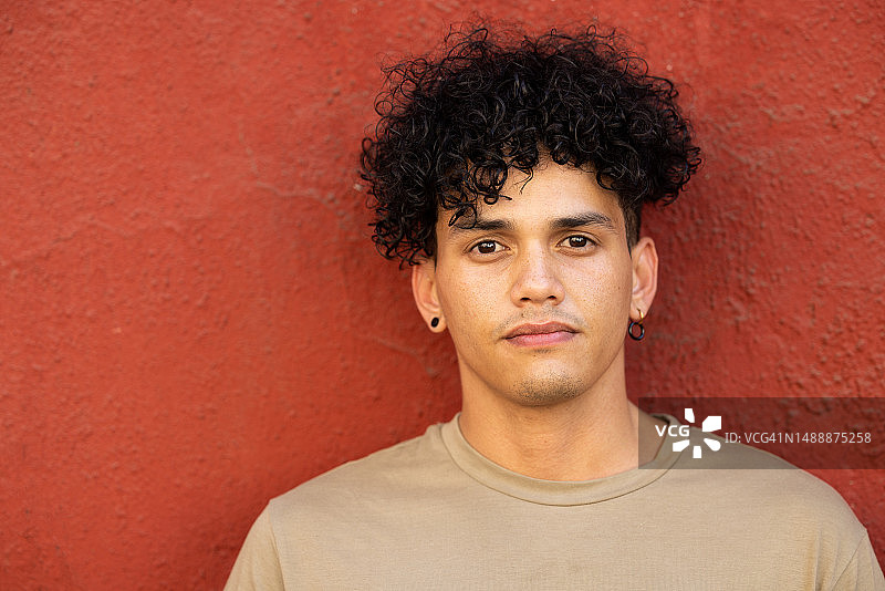 表情严肃的年轻男人的特写镜头图片素材