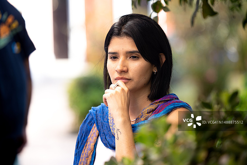 表情严肃的女人凝视远方，陷入沉思图片素材