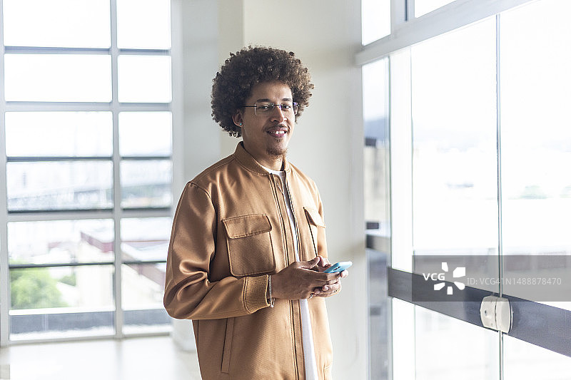 黑人男子在办公室使用手机图片素材