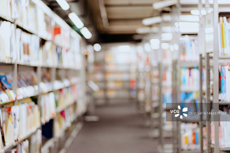 图书馆书架的模糊图像图片素材