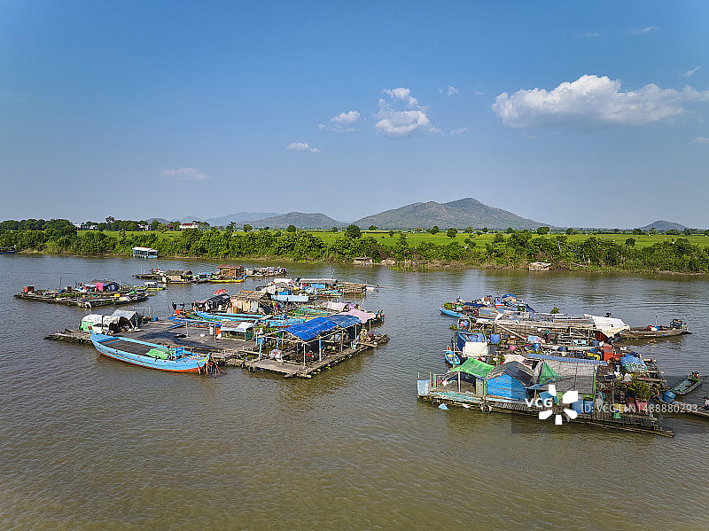 柬埔寨洞里萨河上的漂浮村庄图片素材