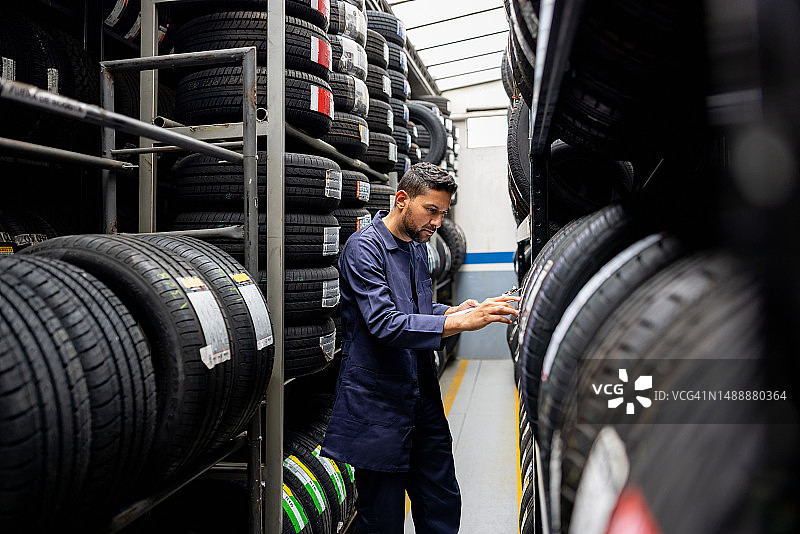 轮胎厂员工进行库存盘点图片素材