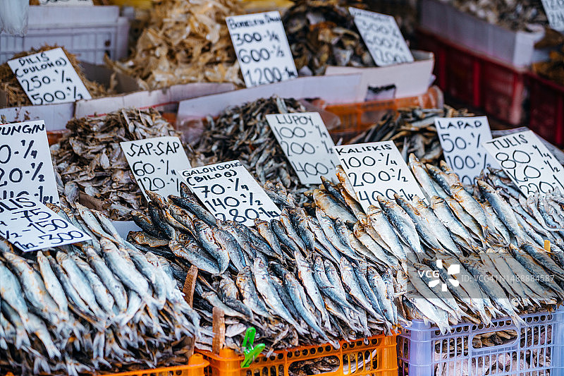 菲律宾市场上出售的海鲜鱼干图片素材
