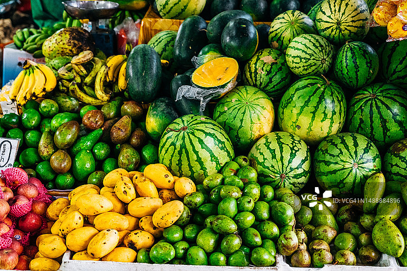 菲律宾碧瑶市场摊位上色彩鲜艳的新鲜水果图片素材