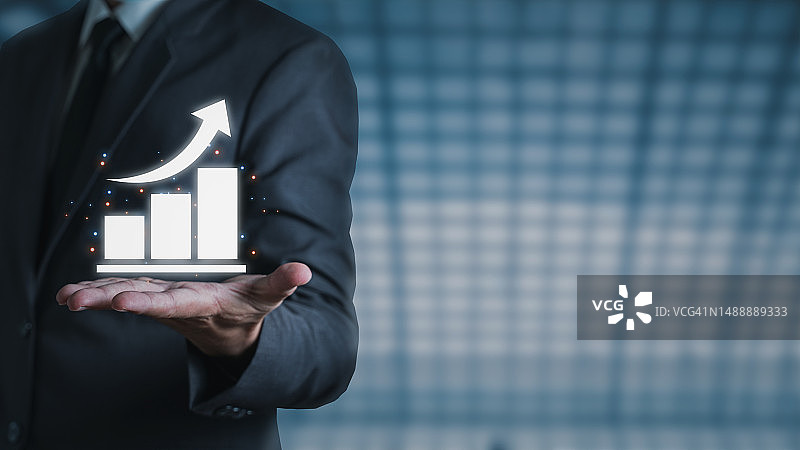 商人展示手中的业务增长图图片素材
