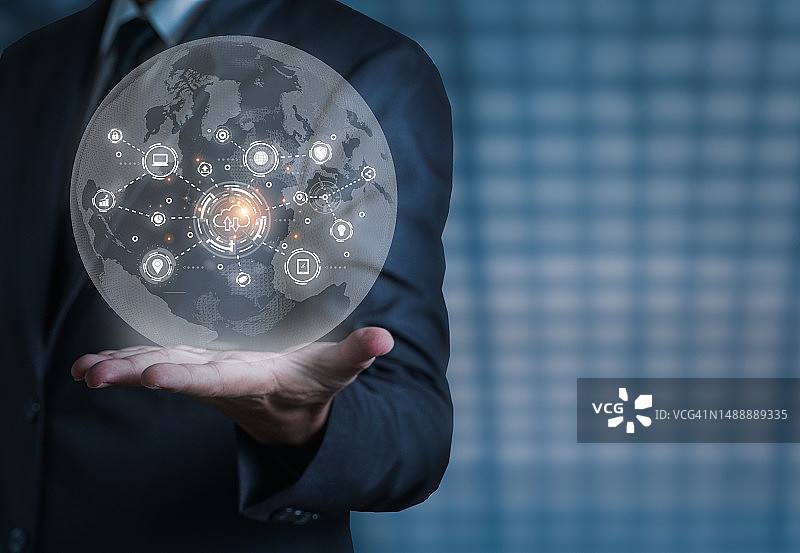 展示手上的企业云存储和访问权限的商人图片素材