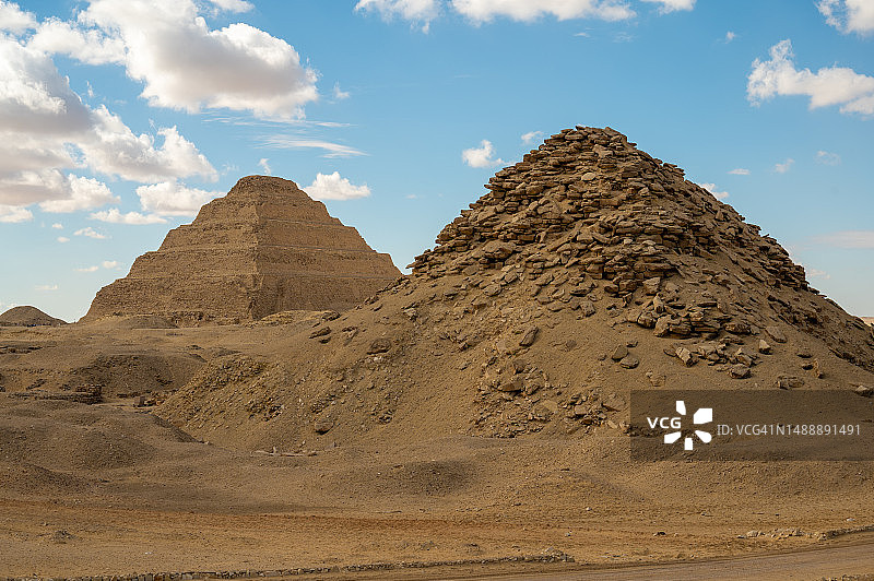 背景为左塞尔阶梯金字塔的乌塞尔卡夫金字塔图片素材