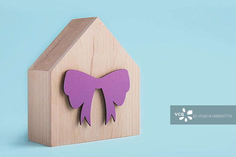 蓝色背景上的粉色蝴蝶结房屋模型图片素材