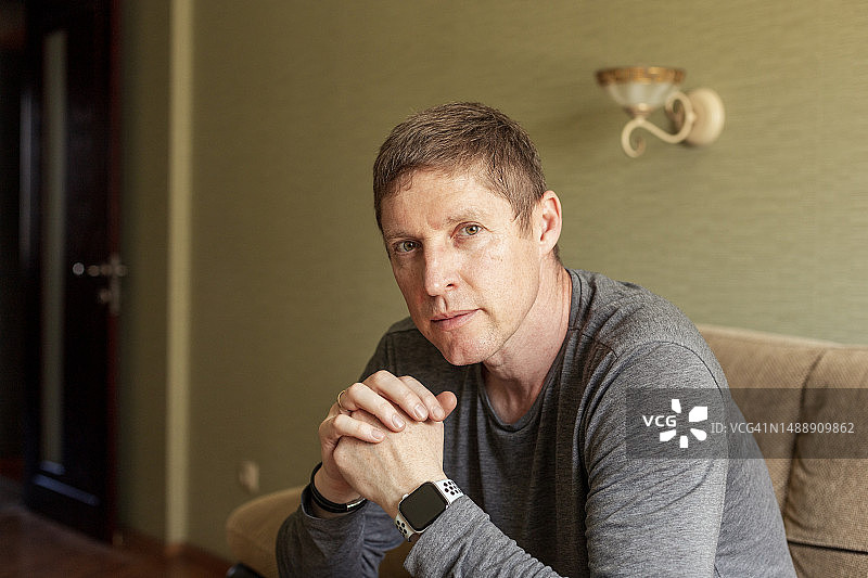 在家办公的50岁白人男商人室内肖像图片素材