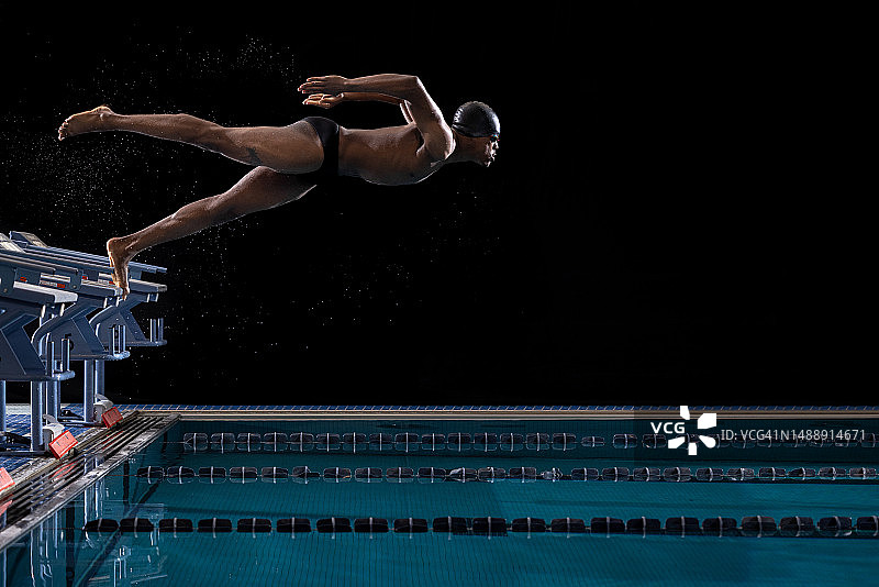 在起跳台上的黑人男游泳运动员图片素材