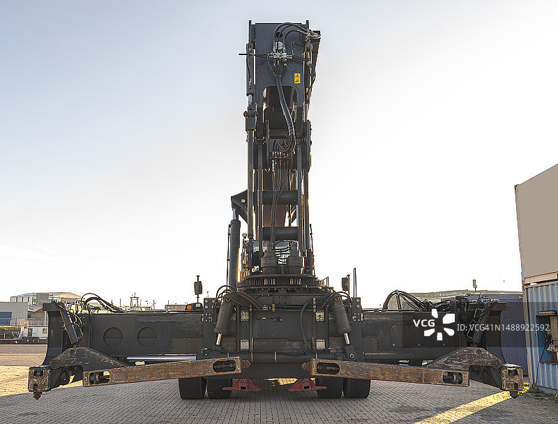 大型液压机的正面图片素材