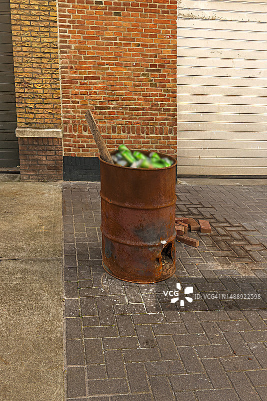 锈蚀的油桶图片素材