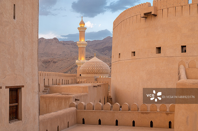 阿曼尼兹瓦城堡主塔和Al Qalaa清真寺图片素材