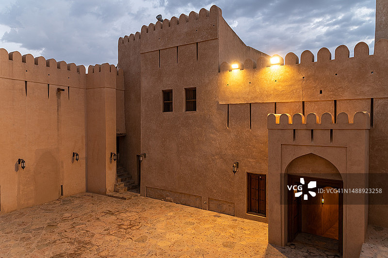 阿曼尼兹瓦城堡的黄昏建筑图片素材