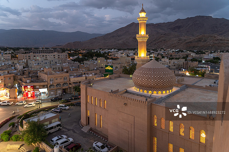 阿曼尼兹瓦，夜晚的Al Qalaa清真寺的尖塔和圆顶的俯视角度图片素材
