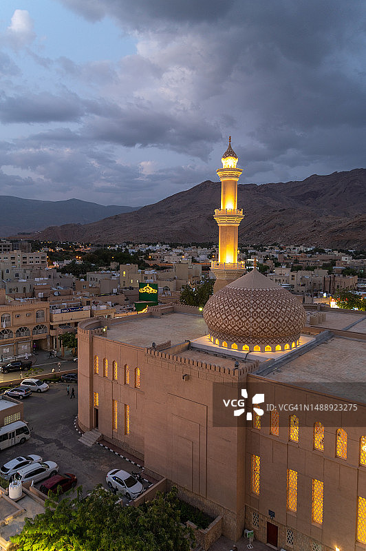 阿曼尼兹瓦，夜晚的Al Qalaa清真寺的尖塔和圆顶的俯视角度图片素材